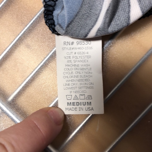 Stylish tank top by CDW Creative Design Works, Inc. Medium lightweight, tank top - Picture 6 of 9